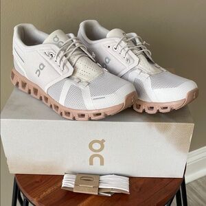 On Cloud 5 Running Sand and Rosebrown Athletic Shoes women’s sz 7.5